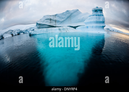 Antarktis - ein Eisberg floaats in Hughes Bay an der Westküste der Antarktischen Halbinsel. Stockfoto