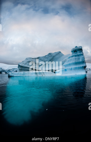 Antarktis - ein Eisberg floaats in Hughes Bay an der Westküste der Antarktischen Halbinsel. Stockfoto