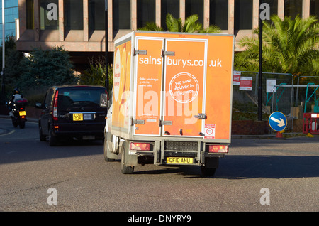 Sainsbury Lieferwagen auf der Straße in der City of London, England. Stockfoto