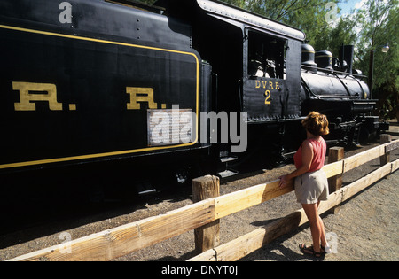 Elk248-1092 Kalifornien, Death Valley Nationalpark, das Borax Museum, Death Valley RR Motor mit Besucher Stockfoto