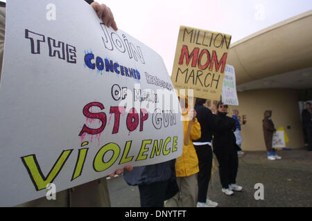 9. Februar 2006; San Rafael, Kalifornien, USA; Demonstranten außerhalb Marin Civic Center, wo eine Pistole zeigen abgehalten wurde. Das ist Alsoa Demonstrant für "Waffenbesitzer von Amerika" wem sind zu Gunsten der Pistolen und Gewehr zeigt. Obligatorische Credit: Foto von Mark Richards/ZUMA Press. (©) Copyright 2006 von Mark Richards Stockfoto