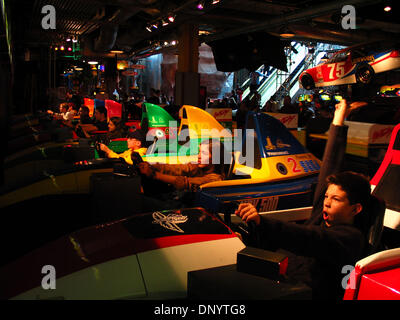 9. Februar 2006; Las Vegas, NV, USA; Kinder spielen im Spiel funktioniert Video Arcade. Obligatorische Credit: Foto von Mark Richards/ZUMA Press. (©) Copyright 2006 von Mark Richards Stockfoto