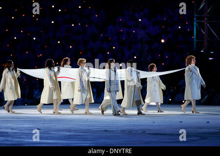 10. Februar 2006; Turin, Italien; XX Olympische Spiele: Eröffnungsfeier und Feierlichkeiten zum 10. Olympische Winter-Spiele 2006 in Turin. Die Olympische Flagge erfolgt durch eine Gruppe von Frauen, darunter Schauspielerin SUSAN SARANDON (3. von links) und unter der Leitung von SOPHIA LOREN. Obligatorische Credit: Foto von K.C. Alfred/SDU-T /ZUMA-Presse. (©) Copyright 2006 by SDU-T Stockfoto