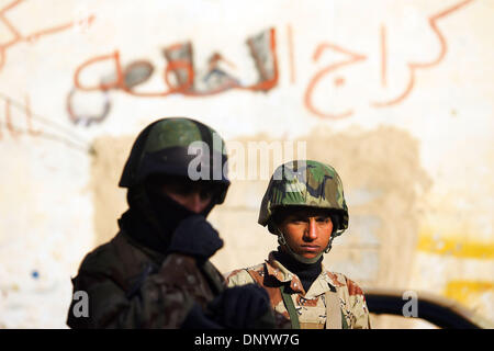 11. Februar 2006; Al-Falujah, Anbar, Irak; Mitglieder der 1. Kompanie, 2. Brigade, 1. Regiment der irakischen Armee patrouillieren die Straßen Falujah, Irak zusammen mit Marines Waffen Firma 2. marine-Division, 2. Bataillon, 6. Marineregiments RCT-8, 4. Zug (Rufzeichen Black Label). Obligatorische Credit: Foto von Toby Morris/Toby Morris Foto. (©) Copyright 2006 von Toby Morris Stockfoto