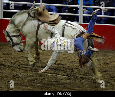 14. Februar 2006; San Antonio, TX, USA; Ira Slagowski von Carlin, NV, ist in den Pferdesattel Bronc Reiten Wettbewerb, gesponsert von Dole, während der 13. Auftritt des San Antonio Rodeo Dienstag, 14. Februar 2006 im at&t Center von Grand Fork Vitali geworfen. Obligatorische Credit: Foto von Bahram Mark Sobhani/San Antonio involviert/ZUMA Press. (©) Copyright 2006 von San Antonio Express-News Stockfoto