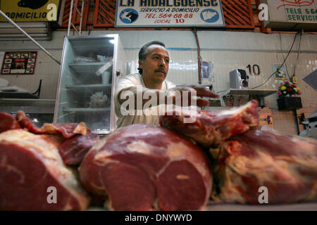 14. Februar 2006; Mexiko-Stadt, Mexiko; Fleisch-Markt Inhaber Taurino Troncoso bringt seine Kürzungen für den Tag auf dem Mercado in der Colonia Roma-Viertel von Mexiko-Stadt am Dienstag, 14. Februar 2006.  Obligatorische Credit: Foto von J.L./San Antonio Express-News/ZUMA Press. (©) Copyright 2006 von San Antonio Express-News Stockfoto