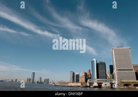 15. Februar 2006; Governors Island, NY, USA; NY PAPIERE HERAUS. Lower Manhattan (R) von der Governors Island Ferry gesehen. Tour des Governors Island wie Bürgermeister Bloomberg den Anruf für eine Anfrage für Vorschlag (RFP angekündigt) zu sanieren und zu bewahren Governors Island, ein 172 Hektar große Schutzgebiet im Hafen von New York. Bekannten Architekten Santiago Calatrava enthüllt seine konzeptionelle Modell einer Antenne Gondel transport Stockfoto