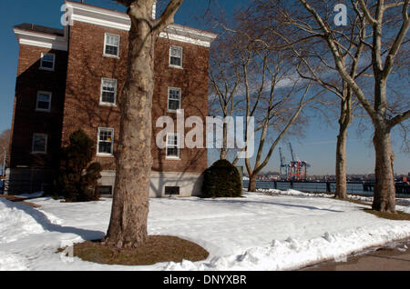 15. Februar 2006; Governors Island, NY, USA; NY PAPIERE HERAUS. Ehemalige militärische Einfamilienhäuser auf Governors Island mit Kränen von der Brooklyn Waterfront im Hintergrund. Tour des Governors Island wie Bürgermeister Bloomberg den Anruf für eine Anfrage für Vorschlag (RFP angekündigt) zu sanieren und zu bewahren Governors Island, ein 172 Hektar große Schutzgebiet im Hafen von New York. Bekannten Architekten Santiago Calatrava unveile Stockfoto