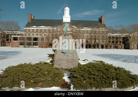 15. Februar 2006; Governors Island, NY, USA; NY PAPIERE HERAUS. Ein Denkmal für die Brüder Wright erste uns Militärflug, eine 1909 Wright, vor dem ehemaligen Hauptquartier der US- 1. Armee auf Governors Island. Tour des Governors Island wie Bürgermeister Bloomberg den Anruf für eine Anfrage für Vorschlag (RFP angekündigt) zu sanieren und zu bewahren Governors Island, ein 172 Hektar große Schutzgebiet im Hafen von New York. Nein Stockfoto