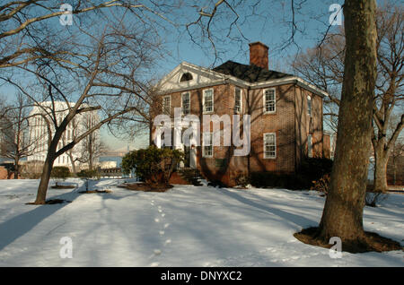 15. Februar 2006; Governors Island, NY, USA; NY PAPIERE HERAUS. Die Gouverneure House, das älteste Gebäude auf Governors Island, geglaubt, um vor 1708 errichtet worden. Tour des Governors Island wie Bürgermeister Bloomberg den Anruf für eine Anfrage für Vorschlag (RFP angekündigt) zu sanieren und zu bewahren Governors Island, ein 172 Hektar große Schutzgebiet im Hafen von New York. Bekannten Architekten Santiago Calatrava enthüllt seine Stockfoto