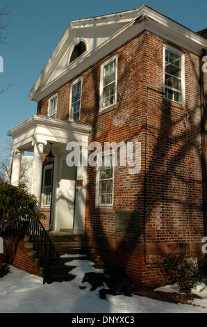 15. Februar 2006; Governors Island, NY, USA; NY PAPIERE HERAUS. Die Gouverneure House, das älteste Gebäude auf Governors Island, geglaubt, um vor 1708 errichtet worden. Tour des Governors Island wie Bürgermeister Bloomberg den Anruf für eine Anfrage für Vorschlag (RFP angekündigt) zu sanieren und zu bewahren Governors Island, ein 172 Hektar große Schutzgebiet im Hafen von New York. Bekannten Architekten Santiago Calatrava enthüllt seine Stockfoto