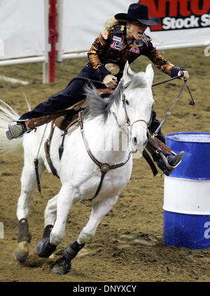 15. Februar 2006; San Antonio, TX, USA; Kelly Kaminski konkurriert in das Faßlaufen Portionen, gesponsert von SW Texas ACA, während der 14. Aufführung des San Antonio Rodeo.   Obligatorische Credit: Foto von B.M.S./San Antonio Express-News /ZUMA Press. (©) Copyright 2006 von San Antonio Express-News Stockfoto