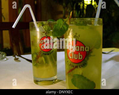 15. Februar 2006; Havanna, Kuba; Mojito Rum und Minze cocktail. Havana Club ist eine Marke von Rum, in Santa Cruz del Norte, Kuba gemacht. Havana Club ist im Besitz der Regierung Kubas. Der Republik Kuba liegt in der nördlichen Karibik, südlich von den Vereinigten Staaten. Der erste Europäer, Kuba zu besuchen war Entdecker Christopher Columbus 1492. Jahrhunderte der Kolonialherrschaft und Revolutionen fo Stockfoto