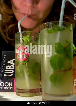 15. Februar 2006; Havanna, Kuba; Mojito Rum und Minze cocktail. Havana Club ist eine Marke von Rum, in Santa Cruz del Norte, Kuba gemacht. Havana Club ist im Besitz der Regierung Kubas. Der Republik Kuba liegt in der nördlichen Karibik, südlich von den Vereinigten Staaten. Der erste Europäer, Kuba zu besuchen war Entdecker Christopher Columbus 1492. Jahrhunderte der Kolonialherrschaft und Revolutionen fo Stockfoto
