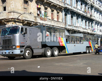 15. Februar 2006; Havanna, Kuba; Ein Havanna-Bus, genannt "El Camello", das Kamel wurden als billigen Transport eingeführt. Der Republik Kuba liegt in der nördlichen Karibik, südlich von den Vereinigten Staaten. Der erste Europäer, Kuba zu besuchen war Entdecker Christopher Columbus 1492. Jahrhunderte der Kolonialherrschaft und Revolutionen gefolgt. Batista wurde von Fidel Castro und Che Guevara in 1 abgesetzt. Stockfoto