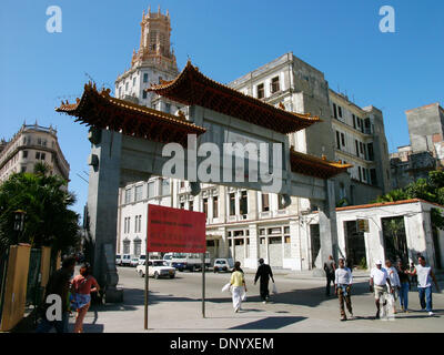 15. Februar 2006; Havanna, Kuba; Eingang zu Chinatown in Havanna Viejo. Der Republik Kuba liegt in der nördlichen Karibik, südlich von den Vereinigten Staaten. Der erste Europäer, Kuba zu besuchen war Entdecker Christopher Columbus 1492. Jahrhunderte der Kolonialherrschaft und Revolutionen gefolgt. Batista wurde 1953 von Fidel Castro und Che Guevara abgesetzt. Nach der Revolution Handel mit comm Stockfoto