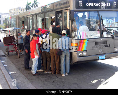 15. Februar 2006; Havanna, Kuba; Kubaner fahren einen Havanna-Bus, genannt "El Camello", das Kamel als billigen Transport eingeführt wurden. Der Republik Kuba liegt in der nördlichen Karibik, südlich von den Vereinigten Staaten. Der erste Europäer, Kuba zu besuchen war Entdecker Christopher Columbus 1492. Jahrhunderte der Kolonialherrschaft und Revolutionen gefolgt. Batista wurde von Fidel Castro und Che abgesetzt. Stockfoto