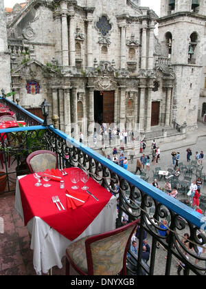 15. Februar 2006; Havanna, Kuba; Restaurant in der Nähe von Catedral de San Christobal De La Habana - Kathedrale von St Christopher in Havanna Viejo. Der Republik Kuba liegt in der nördlichen Karibik, südlich von den Vereinigten Staaten. Der erste Europäer, Kuba zu besuchen war Entdecker Christopher Columbus 1492. Jahrhunderte der Kolonialherrschaft und Revolutionen gefolgt. Batista wurde von Fidel Castr abgesetzt. Stockfoto