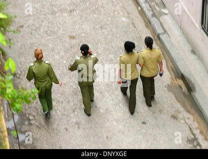 15. Februar 2006; Havanna, Kuba; Kubanische Frauen in militärischen Uniformen. Der Republik Kuba liegt in der nördlichen Karibik, südlich von den Vereinigten Staaten. Der erste Europäer, Kuba zu besuchen war Entdecker Christopher Columbus 1492. Jahrhunderte der Kolonialherrschaft und Revolutionen gefolgt. Batista wurde 1953 von Fidel Castro und Che Guevara abgesetzt. Nach der Revolution Handel mit comminist Stockfoto