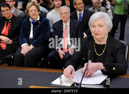 Washington DC, 14 November. 7. Januar 2014. Foto zeigt stellvertretende Vorsitzende der US-Notenbank (Fed) Janet Yellen bezeugen während ihrer Anhörung zum Vorsitzenden der Federal Reserve vor dem Senate Banking Committee on Capitol Hill in Washington, D.C., Hauptstadt der Vereinigten Staaten, 14. November 2013. Der US-Senat bestätigte Janet Yellen als der nächste Chef der Federal Reserve am 6. Januar 2014. Sie würde ausgehende Fed-Chef Ben Bernanke ersetzen, dessen Amtszeit am Ende dieses Monats endet. © Zhang Jun/Xinhua/Alamy Live-Nachrichten Stockfoto