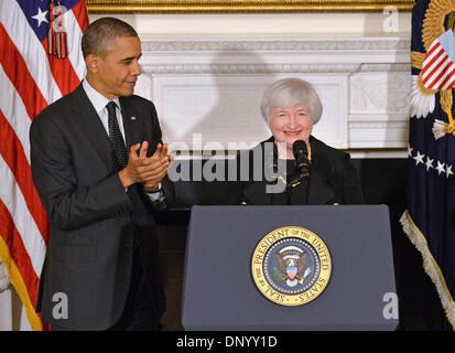 Washington DC, 9. Oktober. 7. Januar 2014. Janet Yellen (R), stellvertretender Vorsitzende der US-Notenbank spricht, während US-Präsident Barack Obama während ihrer Nominierung Zeremonie im Weißen Haus in Washington, D.C., in dieser Datei Foto aufgenommen am 9. Oktober 2013 zusieht. Der US-Senat bestätigte Janet Yellen als der nächste Chef der Federal Reserve am 6. Januar 2014. Sie würde ausgehende Fed-Chef Ben Bernanke ersetzen, dessen Amtszeit am Ende dieses Monats endet. © Zhang Jun/Xinhua/Alamy Live-Nachrichten Stockfoto