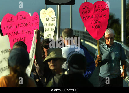 17. Februar 2006; Stuart, FL, USA; Mitglieder der Treasure Coast Peace Coalition hielten ein Valentine Tagewoche Friedenskundgebung am südlichen Ende der Roosevelt Brücke späten Freitag.   Bruce Brown, rechts, von Jensen Beach, hält ein herzförmiges Schild zur Unterstützung der US-Truppen aus dem Irak zu bringen.    Obligatorische Credit: Foto von David Spencer/Palm Beach/ZUMA Press. (©) Copyright 2006 von P Stockfoto