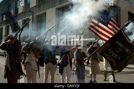 17. Februar 2006; Manhattan, New York, USA; Mitglieder der "McSorleys Miliz" außerhalb McSorleys Feuer einen Jahrestag Salut. McSorleys Ale House an der East 7th Street feiert seinen 152. Geburtstag. McSorley ist erstmals im Jahre 1854 eröffnet und wurde im Dienste seiner berühmten Ale seitdem zu Ehren des Jubiläums-Mitglieder des "McSorleys Miliz" durch die Straßen rund um McSorleys vorgeführt und f Stockfoto