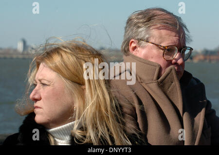 19. Februar 2006; New York, NY, USA; Jan und Peter Gadiel von Kent, CT., dessen Sohn James Angestellter bei Cantor Fitzgerald, starben bei den Anschlägen von 9 / 11, als Senator Charles Schumer (D -NY), in einer Pressekonferenz am Battery Park Promenade betrachten und umgeben von 9 / 11 Familien, fordert Präsident George Bush persönlich einzugreifen, um der Committee on Foreign Investment in überschreiben Stockfoto