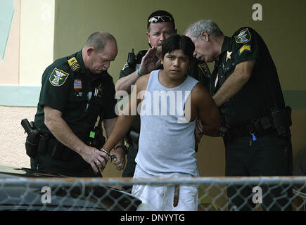 19. Februar 2006; Indiantown, FL, USA; Offiziere aus dem Martin County Sheriff Office verhaften einen Mann zum Verhör auf Magnolia Street Sonntag. Antonio Composeco, 24, aus Indiantown, wurde St. Marien Medical Center in kritischem Zustand nach wird erstochen im Magen Sonntag geflogen.  Antonio Composeco, war angeblich in einem Kampf mit einem anderen Hispanic männlichen Sonntagnachmittag in t Stockfoto