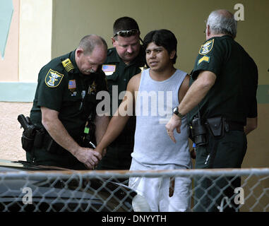 19. Februar 2006; Indiantown, FL, USA; Offiziere aus dem Martin County Sheriff Office verhaften einen Mann zum Verhör auf Magnolia Street Sonntag. Antonio Composeco, 24, aus Indiantown, wurde St. Marien Medical Center in kritischem Zustand nach wird erstochen im Magen Sonntag geflogen.  Antonio Composeco, war angeblich in einem Kampf mit einer anderen Hispanic männlichen Sonntagnachmittag in Stockfoto