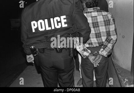 21. Februar 2006; El Paso, TX, USA; (Datei Foto; 1997) Eine illegale Ausländer in einer Bar verhaftet und in die Border Patrol gebracht. Obligatorische Credit: Foto von Jerome Brunet/ZUMA Press. (©) Copyright 2006 von Jerome Brunet Stockfoto