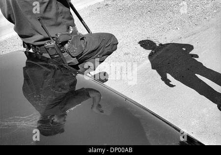 21. Februar 2006; El Paso, TX, USA; (Datei Foto; 1997) Hitzige Diskussion zwischen einem Deputy Sheriff und Border Patrol Officer. Obligatorische Credit: Foto von Jerome Brunet/ZUMA Press. (©) Copyright 2006 von Jerome Brunet Stockfoto