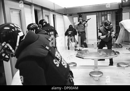 21. Februar 2006; El Paso, TX, USA; (Datei Foto; 1997) Innerhalb von Sekunden S.R.T. (Sheriff Reaction Team) sind in der Lage, einen großen Bunker zu sichern. Obligatorische Credit: Foto von Jerome Brunet/ZUMA Press. (©) Copyright 2006 von Jerome Brunet Stockfoto