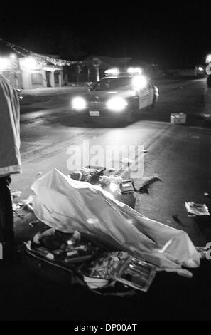 21. Februar 2006; El Paso, TX, USA; (Datei Foto; 1997) Nach einer Stunde der Notfallbehandlung vergeht dieser Mann von einem hit and run Unfall. Obligatorische Credit: Foto von Jerome Brunet/ZUMA Press. (©) Copyright 2006 von Jerome Brunet Stockfoto