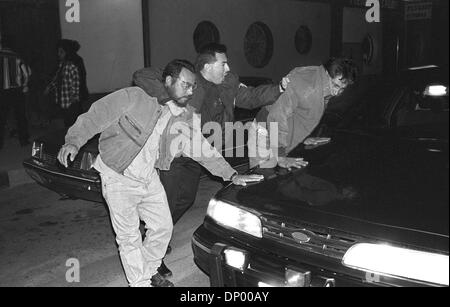 21. Februar 2006; El Paso, TX, USA; Zwei Männer sind nach dem Kampf vor eine mexikanische Bar, bekannt für seinen Drogenhandel verhaftet. 1997. obligatorisch Credit: Foto von Jerome Brunet/ZUMA Press. (©) Copyright 2006 von Jerome Brunet Stockfoto