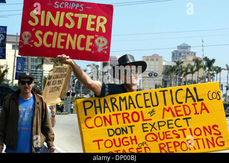 21. Februar 2006; West Palm Beach, FL, USA; Steven Bell Lantana und anderen Demonstranten versammelten sich vor das Marriott in der Innenstadt von West Palm Beach am Dienstag als Florida Gouverneur Jeb Bush sprach im Inneren, auf der 8. Jahrestagung der BioFlorida. Obligatorische Credit: Foto von Uma Sanghvi/Palm Beach Post/ZUMA Press. (©) Copyright 2006 von Palm Beach Post Stockfoto
