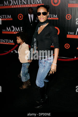 22. Februar 2006; Hollywood, Kalifornien, USA; Schauspielerin JADA PINKETT-SMITH & Tochter WILLOW auf der "Seat Filler" Los Angeles Premiere statt im El Capitan Theatre. Obligatorische Credit: Foto von Lisa O'Connor/ZUMA Press. (?) Copyright 2006 von Lisa O'Connor Stockfoto