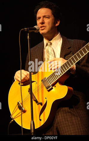23. Februar 2006; Wilmington, NC, USA; Jazz Musiker JOHN PIZZARELLI tritt als seine 2006 Tour macht, die Halt in Thalian Hall in Wilmington, North Carolina gelegen. Obligatorische Credit: Foto von Jason Moore/ZUMA Press. (©) Copyright 2006 von Jason Moore Stockfoto