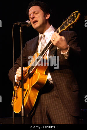 23. Februar 2006; Wilmington, NC, USA; Jazz Musiker JOHN PIZZARELLI tritt als seine 2006 Tour macht, die Halt in Thalian Hall in Wilmington, North Carolina gelegen. Obligatorische Credit: Foto von Jason Moore/ZUMA Press. (©) Copyright 2006 von Jason Moore Stockfoto