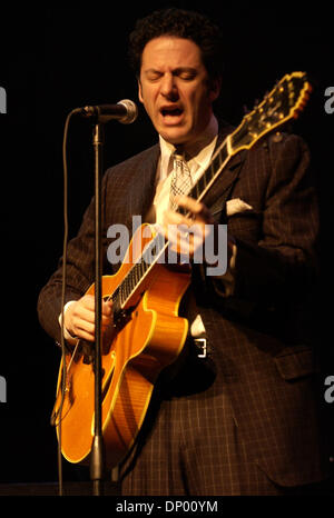 23. Februar 2006; Wilmington, NC, USA; Jazz Musiker JOHN PIZZARELLI tritt als seine 2006 Tour macht, die Halt in Thalian Hall in Wilmington, North Carolina gelegen. Obligatorische Credit: Foto von Jason Moore/ZUMA Press. (©) Copyright 2006 von Jason Moore Stockfoto