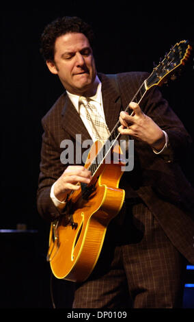 23. Februar 2006; Wilmington, NC, USA; Jazz Musiker JOHN PIZZARELLI tritt als seine 2006 Tour macht, die Halt in Thalian Hall in Wilmington, North Carolina gelegen. Obligatorische Credit: Foto von Jason Moore/ZUMA Press. (©) Copyright 2006 von Jason Moore Stockfoto