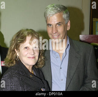 23. Februar 2006; Wilmington, NC, USA; Vor kurzem hat verheiratet Golden Globe und Tony Award ausgezeichneten Schauspielerin LINDA LAVIN zusammen mit ihrem Ehemann eine Nacht in der Stadt, jazz-Musiker John Pizzarelli zu sehen, wie er Leben als seine Tour 2006 macht führt, befindet sich eine Haltestelle Thalian Hall in Wilmington, NC. Obligatorische Credit: Foto von Jason Moore/ZUMA Press. (©) Copyright 2006 von Jason Moore Stockfoto