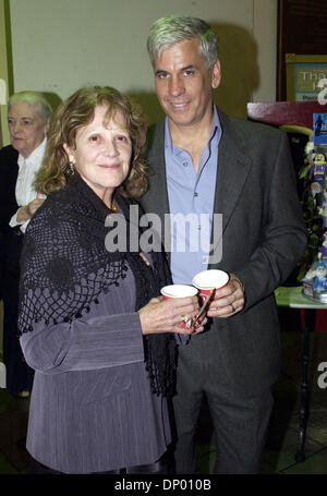 23. Februar 2006; Wilmington, NC, USA; Vor kurzem hat verheiratet Golden Globe und Tony Award ausgezeichneten Schauspielerin LINDA LAVIN zusammen mit ihrem Ehemann eine Nacht in der Stadt, jazz-Musiker John Pizzarelli zu sehen, wie er Leben als seine Tour 2006 macht führt, befindet sich eine Haltestelle Thalian Hall in Wilmington, NC. Obligatorische Credit: Foto von Jason Moore/ZUMA Press. (©) Copyright 2006 von Jason Moore Stockfoto