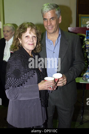 23. Februar 2006; Wilmington, NC, USA; Vor kurzem hat verheiratet Golden Globe und Tony Award ausgezeichneten Schauspielerin LINDA LAVIN zusammen mit ihrem Ehemann eine Nacht in der Stadt, jazz-Musiker John Pizzarelli zu sehen, wie er Leben als seine Tour 2006 macht führt, befindet sich eine Haltestelle Thalian Hall in Wilmington, NC. Obligatorische Credit: Foto von Jason Moore/ZUMA Press. (©) Copyright 2006 von Jason Moore Stockfoto