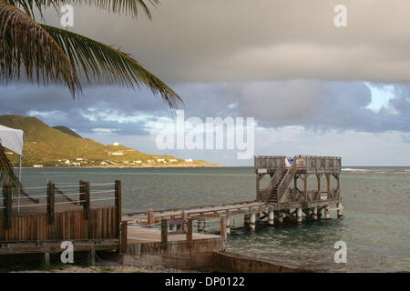 23. Februar 2006; Christiansted, Saint Croix, Amerikanische Jungferninseln;  Gewitterwolken Webstuhl overhead bei der Divi Carina Bay Resort Hotel und Casino befindet sich auf der südöstlichen Seite der Insel. Obligatorische Credit: Foto von Camilla Zenz/ZUMA Press. (©) Copyright 2006 von Camilla Zenz Stockfoto