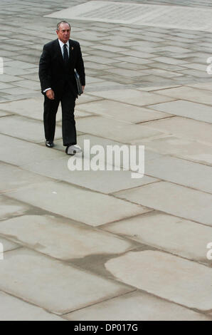23. Februar 2006; New York, NY, USA; New Yorks Bürgermeister Michael R. Bloomberg kommt zum Rathaus für ein Treffen mit US Attorney General Alberto Gonzalez.  Obligatorische Credit: Foto von Bryan Smith/ZUMA Press. (©) Copyright 2006 von Bryan Smith Stockfoto