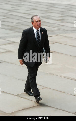 23. Februar 2006; New York, NY, USA; New Yorks Bürgermeister Michael R. Bloomberg kommt zum Rathaus für ein Treffen mit US Attorney General Alberto Gonzalez.  Obligatorische Credit: Foto von Bryan Smith/ZUMA Press. (©) Copyright 2006 von Bryan Smith Stockfoto