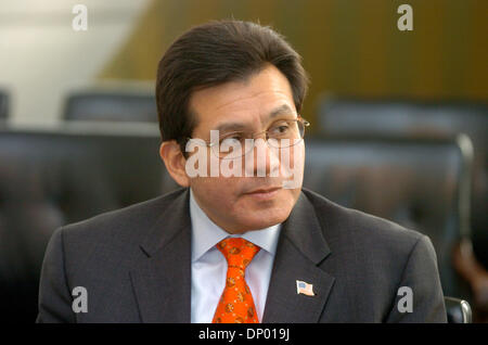 23. Februar 2006; Manhattan, New York, USA - New Yorks Bürgermeister Michael R. Bloomberg (nicht abgebildet) trifft sich mit US Attorney General Alberto Gonzales (L) im Rathaus. Obligatorische Credit: Foto von Bryan Smith/ZUMA Press. Stockfoto