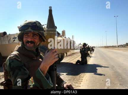 24. Februar 2006; AR-Ramadi, Anbar, Irak; Mitglieder des speziellen irakischen Polizei Kommandos von der Wolf-Brigade während einer gemeinsamen Patrouille mit Elementen aus dem 1. Bataillon des 506. Infanterie-Regiment, 101st Airborne Division (Air Assualt). Die beiden Einheiten wurden am 24. Februar 2006 Patrouille der irakischen Stadt Ar Ramadi. Obligatorische Credit: Foto von Toby Morris/ZUMA Press. (©) Copyright 2006 von Tob Stockfoto