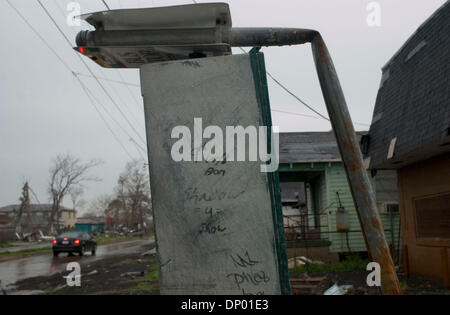 24. Februar 2006; New Orleans, LA, USA; Sechs Monate nach dem Hurrikan Katrina New Orleans treffen bleibt die untere 9th Ward, einer der am schlimmsten betroffenen Gebiete Aufräumarbeiten weitgehend unberührt.  Obligatorische Credit: Foto von Mark Murrmann/ZUMA Press. (©) Copyright 2006 von Mark Murrmann Stockfoto